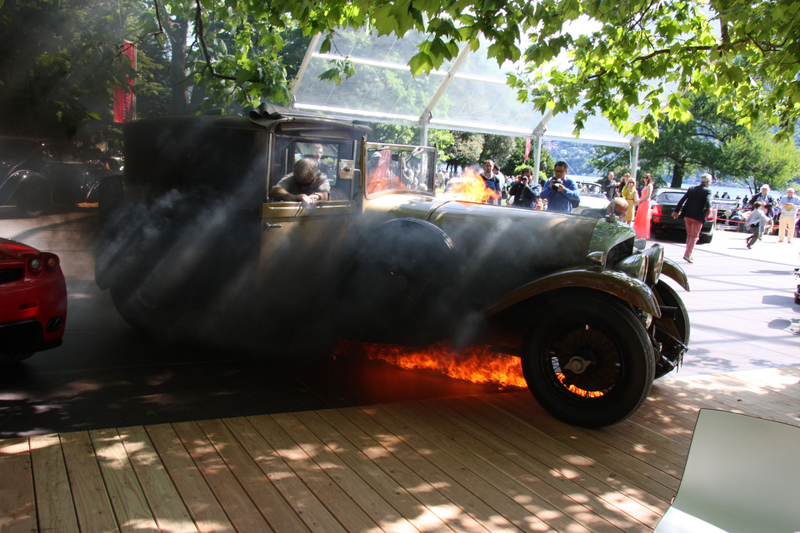 Illustration for article titled Burning Bentley Almost Kills A Ferrari Enzo At The Concorso
